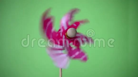 在绿色屏幕背景上的棍子上旋转的风车玩具视频的预览图