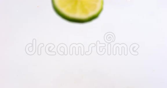 青柠檬柑桔枳壳果实倒在水中白色背景视频的预览图