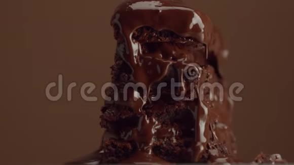 巧克力蛋糕和不同质地的巧克力奶油视频的预览图