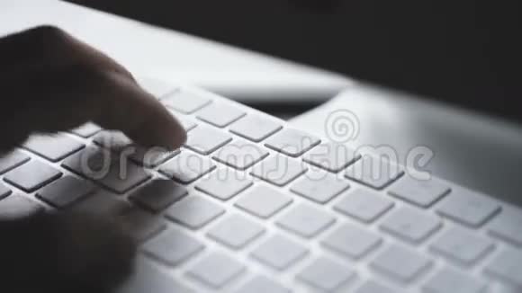 手在电脑键盘上打字特写视频的预览图