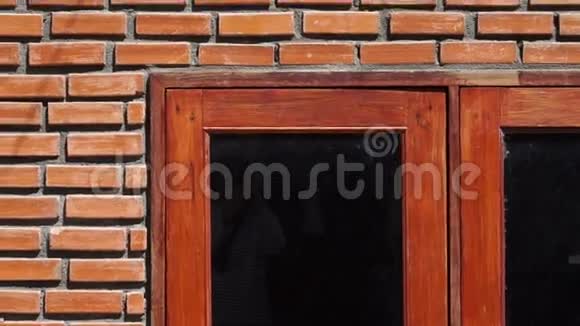 红色砖墙纹理与木框窗视频的预览图