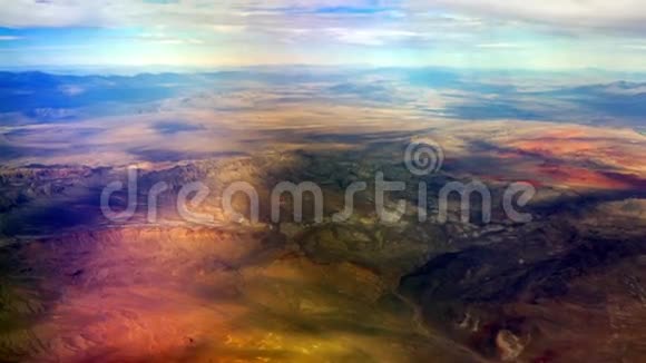 三万英尺飞越五颜六色的沙漠4K视频的预览图