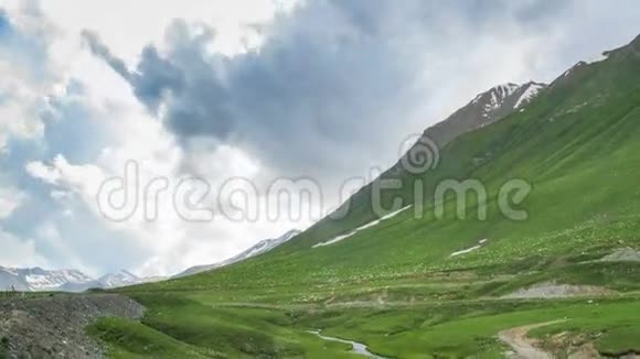 巨大的羊群在格鲁吉亚山脉上放牧时间流逝视频的预览图