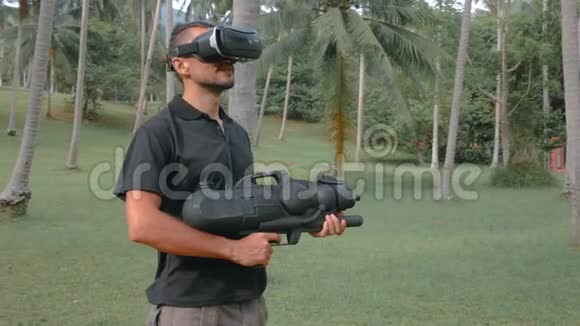 有武器的人在丛林里玩虚拟现实游戏视频的预览图