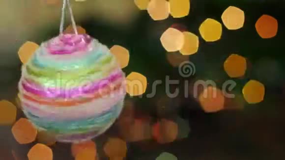 五颜六色的球在博克旋转标题领域视频的预览图