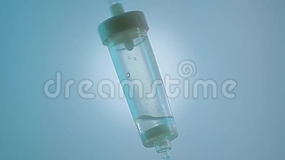 透明溶液通过医院的药物滴管移动特写视频的预览图