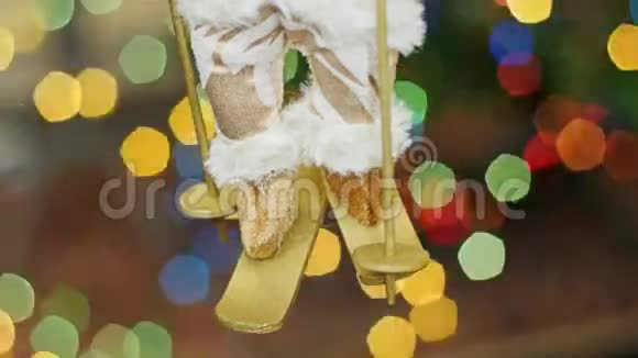 圣诞老人在滑雪板的背景潘潘视频的预览图