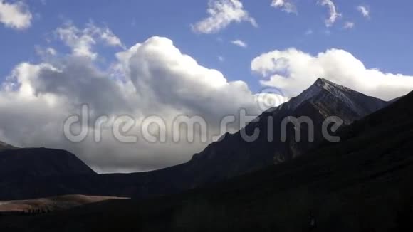 柔和的白云穿过内华达山脉的高峰视频的预览图