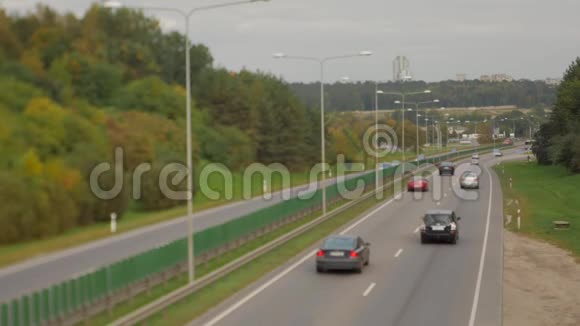 汽车在公路上沿街行驶四车道两个方向维尔纽斯运输交通视频的预览图