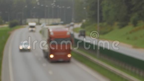 汽车在公路上沿街行驶四车道两个方向维尔纽斯运输交通视频的预览图