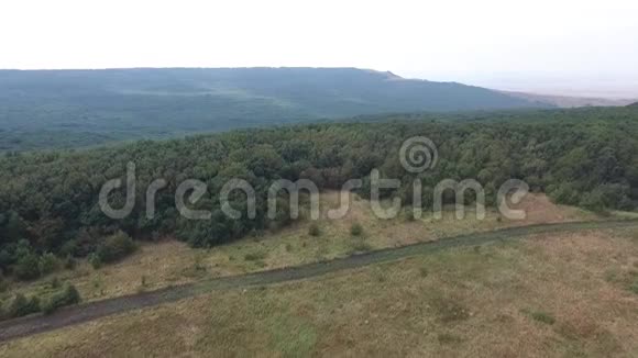 空中观景飞过美丽的山和美丽的森林空中摄影机拍摄俄罗斯斯塔夫罗波尔山视频的预览图