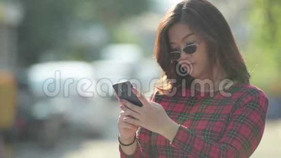 快乐年轻美丽的亚洲商人在户外打电话视频的预览图