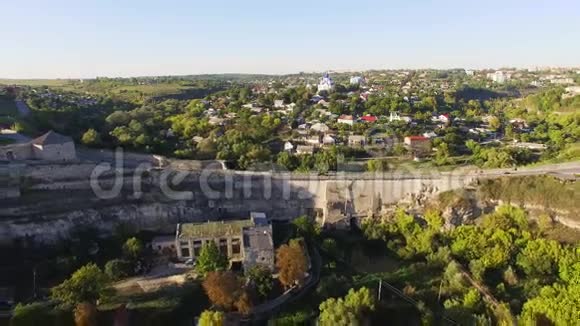 鸟瞰飞行摄像机飞过旧城堡尤克林a利沃夫皮格里斯野外旅游探险视频的预览图