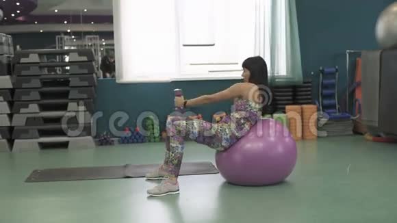 年轻漂亮的健身女孩在健身房锻炼视频的预览图