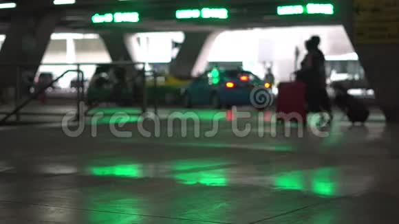 机场航站楼地面反射发光二极管标志出租车带着袋子走路的人抵达和视频的预览图