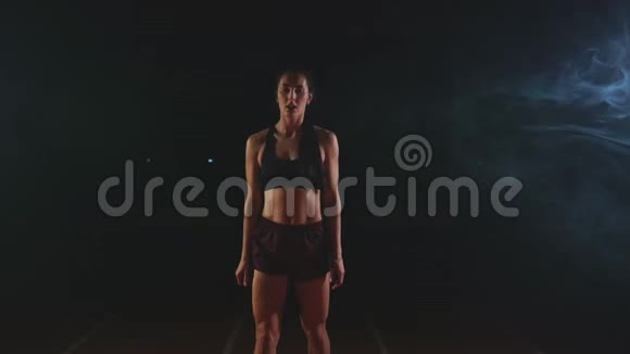 深色背景的职业女运动员在视频的预览图