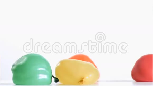 多彩气球以超慢动作下落视频的预览图