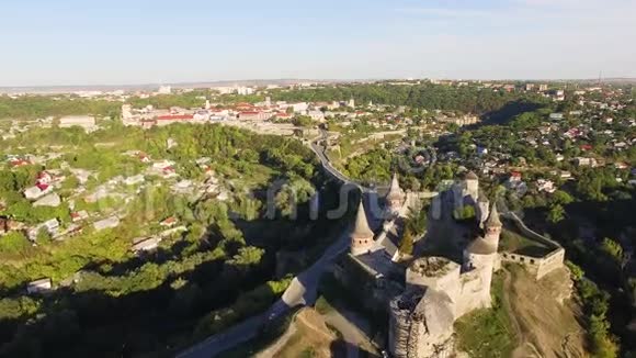 鸟瞰飞行摄像机飞过旧城堡尤克林a利沃夫皮格里斯野外旅游探险视频的预览图