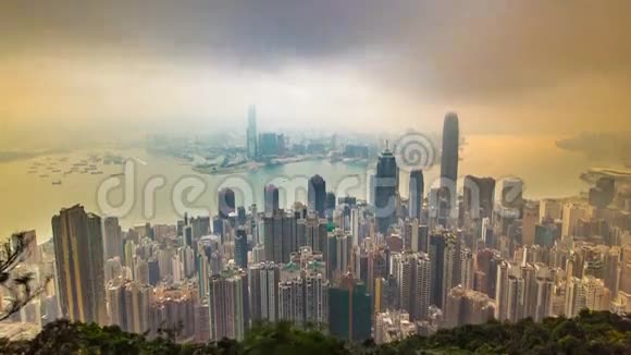 香港著名的景色从维多利亚峰时间推移日出时拍摄九龙湾上空彩云视频的预览图
