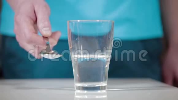 双手放玻璃杯用勺子音乐厨房视频的预览图