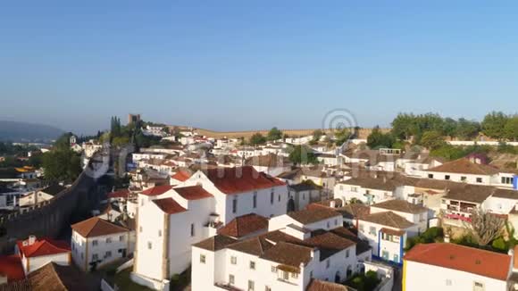 阳光明媚的早晨鸟瞰典型的葡萄牙小镇视频的预览图