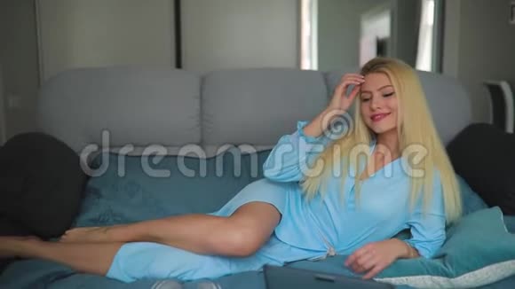 在家里用笔记本电脑的女人躺在床上视频的预览图