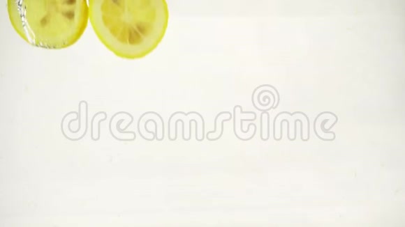 柠檬柠檬水与新鲜柑橘片慢动作特写视频的预览图