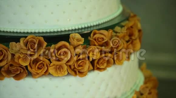 婚礼蛋糕配花的细节视频的预览图
