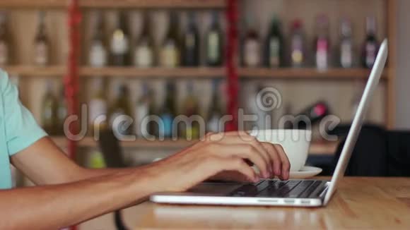 在咖啡馆用笔记本电脑特写男性手视频的预览图
