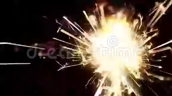 烟花在黑色背景下燃烧祝贺问候聚会新年快乐视频的预览图