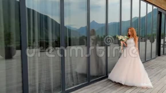 结婚纪念日卡兹贝吉酒店附近群山背景下的幸福新娘视频的预览图