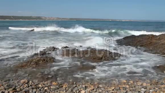 海浪撞击海岸的岩石视频的预览图
