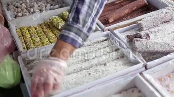 市场上出售的土耳其传统甜蜜的土耳其喜悦视频的预览图