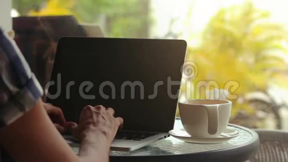 在咖啡馆用笔记本电脑特写男性手视频的预览图