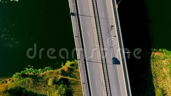 天景汽车在公路公路上行驶过河公路桥河视频的预览图
