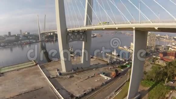 飞过一座长长的桥视频的预览图