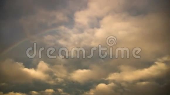 天空中的云和彩虹在移动时间流逝视频的预览图