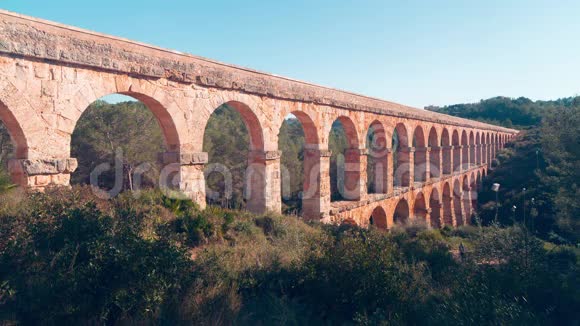 西班牙阳光明媚的一天塔拉戈纳著名的桥迪亚伯洛桥4k时间流逝视频的预览图