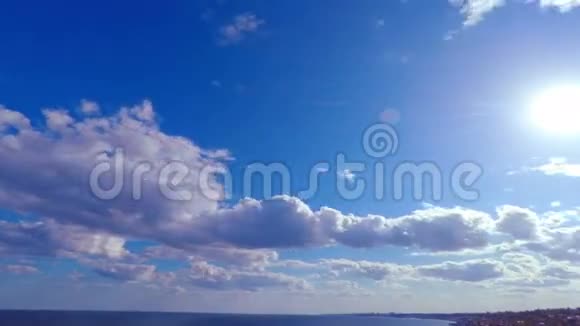 多云的天空越过大海视频的预览图