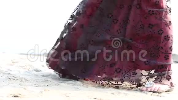 勃艮第连衣裙在风中发展视频的预览图