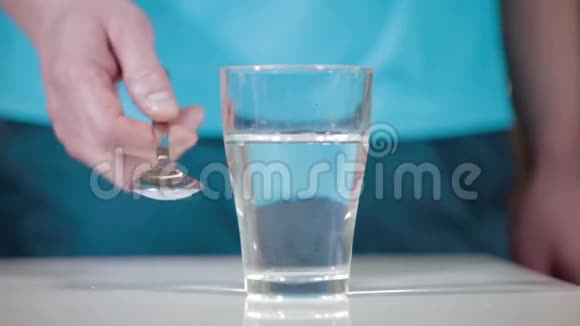 双手放玻璃杯用勺子音乐厨房视频的预览图