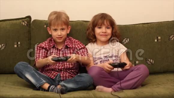 男孩和小女孩玩电子游戏视频的预览图