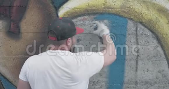 涂鸦艺术家与气溶胶喷雾瓶视频的预览图