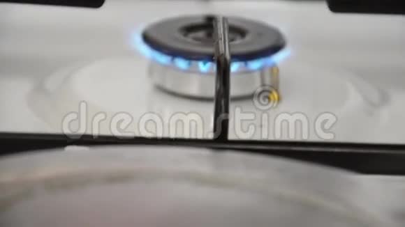 厨房煤气炉燃烧的气体视频的预览图