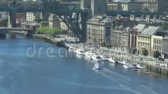 17S游艇漂浮在泰恩河上视频的预览图