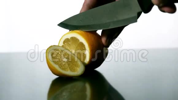 男人用大刀切柠檬视频的预览图