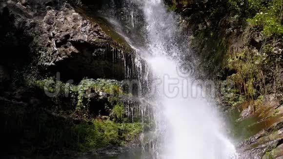 秋天的Makhuntseti瀑布落下来的水击在岩石上动作缓慢视频的预览图