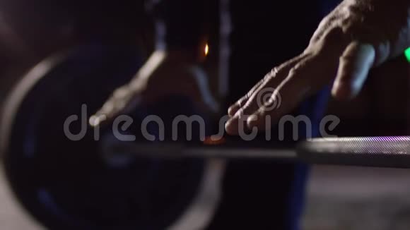 特写肌肉男在运动场地做举重运动健身健康的生活方式理念克罗斯菲特双手视频的预览图