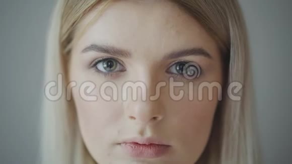美女金发在镜头里看特写女孩打开了照相机的眼睛视频的预览图