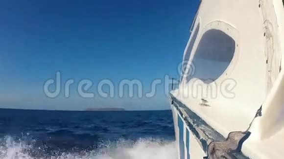 加拉帕戈斯岛白色机动游艇投入使用视频的预览图